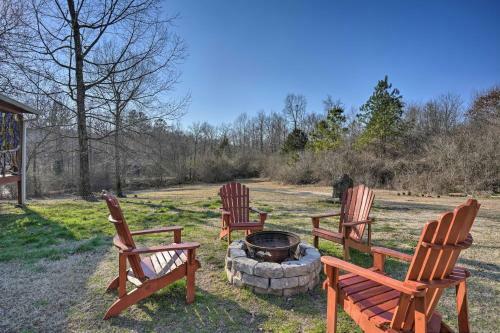 Charming Escape With Fire Pit In Summerville!