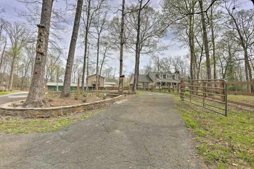 Summerville Home On 5 Acres Pool, Hot Tub And Deck!