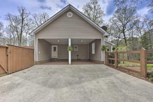 Summerville Home On 5 Acres Pool, Hot Tub And Deck!