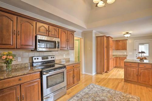 Summerville Home On 5 Acres Pool, Hot Tub And Deck!