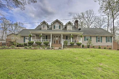 Summerville Home On 5 Acres Pool, Hot Tub And Deck!