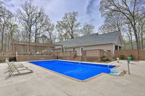 Summerville Home On 5 Acres Pool, Hot Tub And Deck!