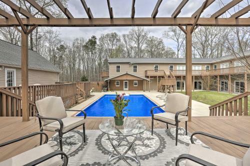 Summerville Home On 5 Acres Pool, Hot Tub And Deck!