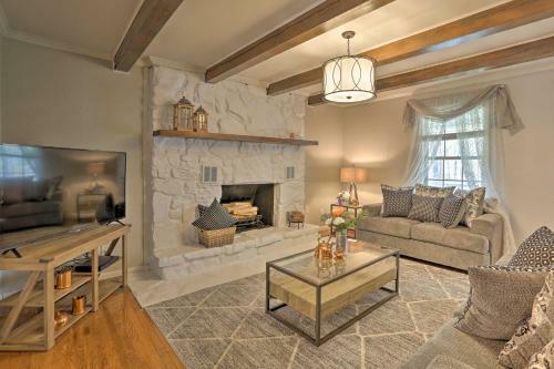 Summerville Home On 5 Acres Pool, Hot Tub And Deck!