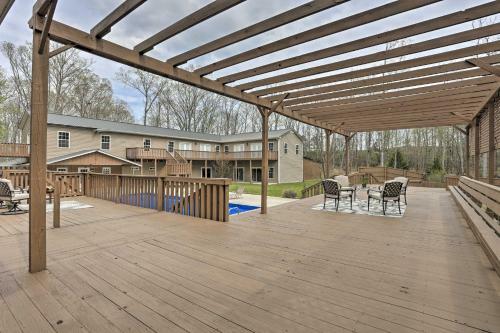 Summerville Home On 5 Acres Pool, Hot Tub And Deck!