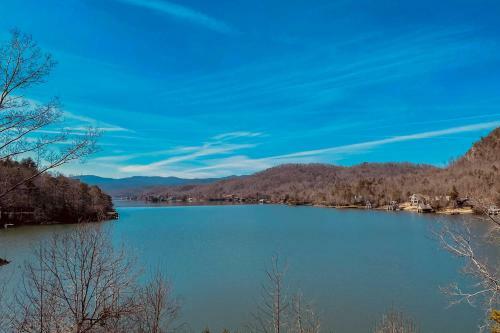 Painted Skies Upscale Getaway With Fire Pit!