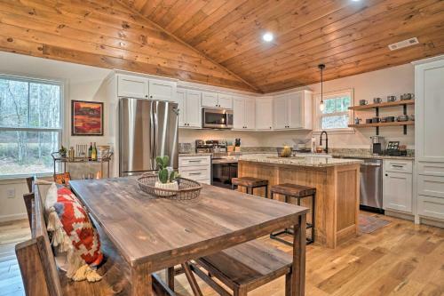 Painted Skies Upscale Getaway With Fire Pit!