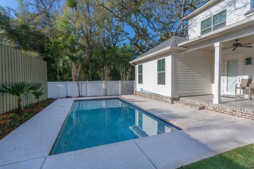 Fabulous Dog Friendly, 5 Bedroom-3 Bathroom Cottage With Private Pool!