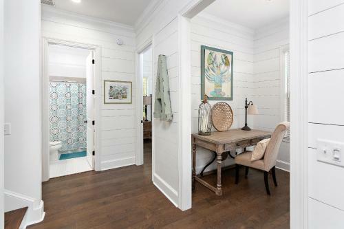 Fabulous Dog Friendly, 5 Bedroom-3 Bathroom Cottage With Private Pool!