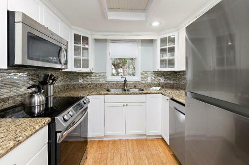 3 Bedroom 3 Bath Located In Sea Palms - Walk To The Golf Course!