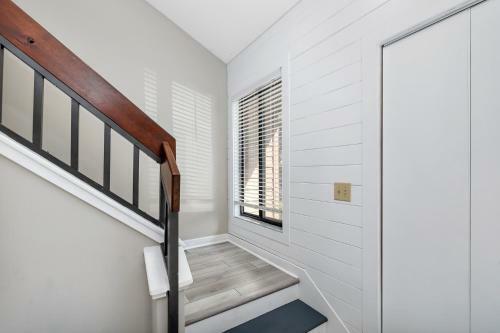 Stunning - Open Concept Contemporary 2br - 2ba