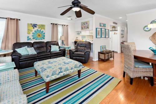 Demere Landing 135 4 Bedrooms 3 And Half Baths Elevator - Community Pool - Golf Cart