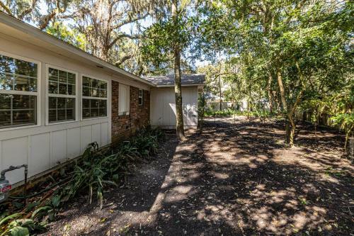 Village Area - 2 Bed - 2 Bath Cottage - Pup Friendly!