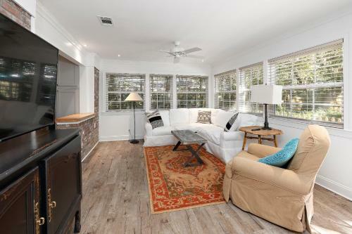 Village Area - 2 Bed - 2 Bath Cottage - Pup Friendly!
