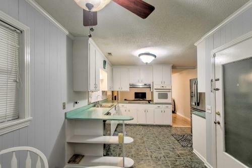 Charming Waycross Getaway With Recreation Room
