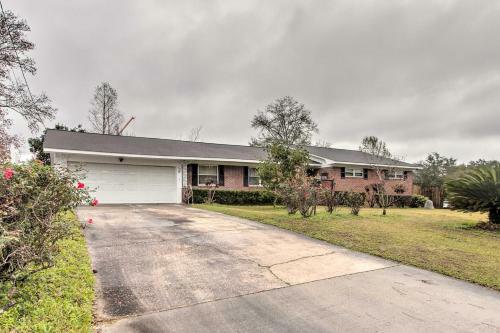 Charming Waycross Getaway With Recreation Room