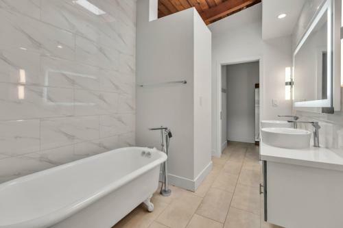 Hawaiian Dream - Beachfront Oceanfront Paradise, Villa
