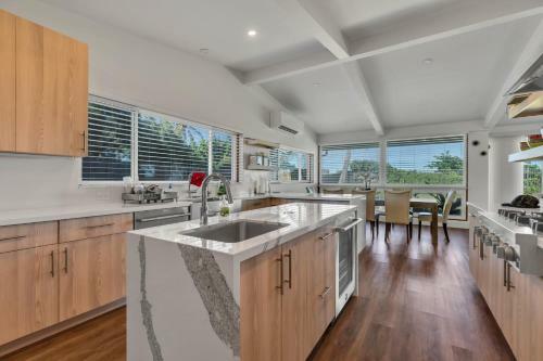 Hawaiian Dream - Beachfront Oceanfront Paradise, Villa