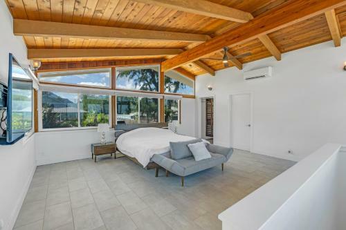 Hawaiian Dream - Beachfront Oceanfront Paradise, Villa