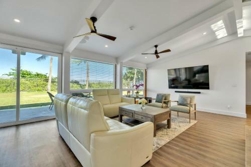 Hawaiian Dream - Beachfront Oceanfront Paradise, Villa