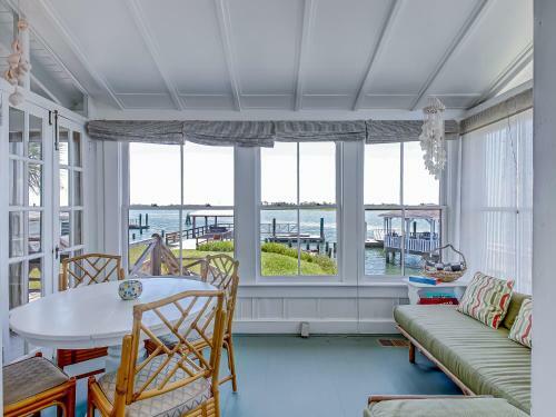 Large Tybee Beach Home On Back River With Private Dock Heated Pool Access!