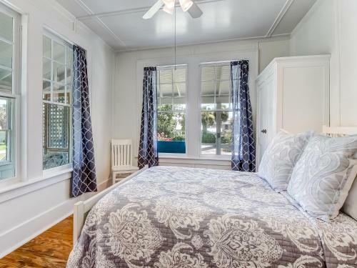 Large Tybee Beach Home On Back River With Private Dock Heated Pool Access!