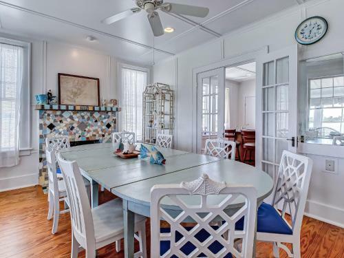 Large Tybee Beach Home On Back River With Private Dock Heated Pool Access!