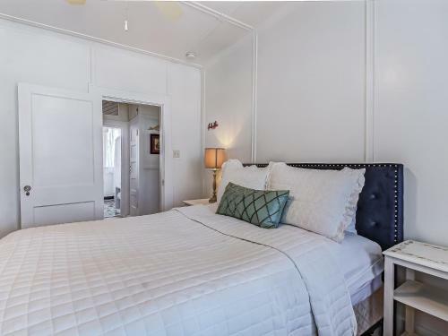 Large Tybee Beach Home On Back River With Private Dock Heated Pool Access!