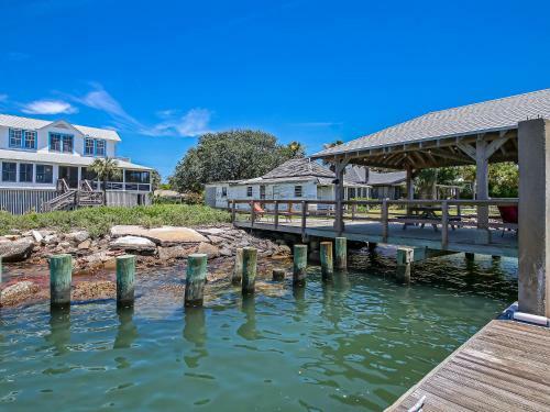 Large Tybee Beach Home On Back River With Private Dock Heated Pool Access!