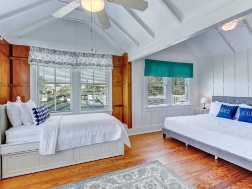 Large Tybee Beach Home On Back River With Private Dock Heated Pool Access!