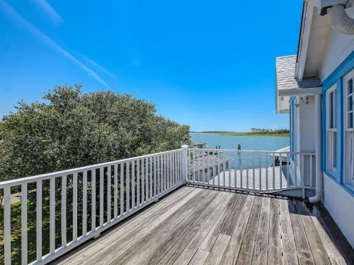 Large Tybee Beach Home On Back River With Private Dock Heated Pool Access!