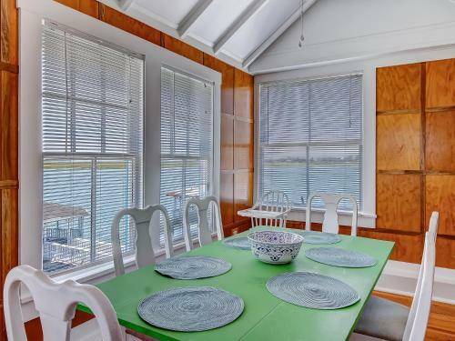 Large Tybee Beach Home On Back River With Private Dock Heated Pool Access!