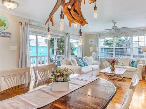 Heated Pool Access Perfectly Located Tybee Condo Short Walk To Beach & More!