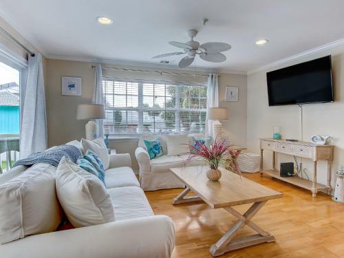 Heated Pool Access Perfectly Located Tybee Condo Short Walk To Beach & More!