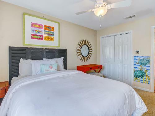 Heated Pool Access Perfectly Located Tybee Condo Short Walk To Beach & More!
