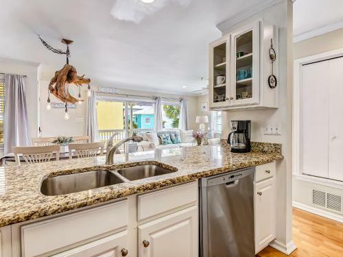 Heated Pool Access Perfectly Located Tybee Condo Short Walk To Beach & More!