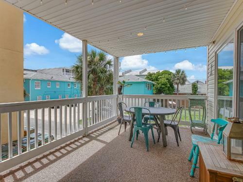 Heated Pool Access Perfectly Located Tybee Condo Short Walk To Beach & More!