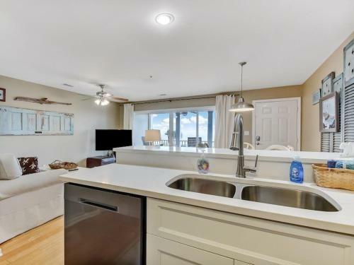 New Listing! Ocean Views, Heated Pool Access, Steps To Beach, Tybee Pier, Restaurants, And Shops!