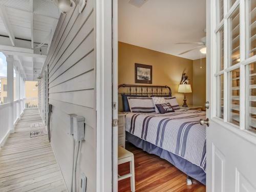 New Listing! Ocean Views, Heated Pool Access, Steps To Beach, Tybee Pier, Restaurants, And Shops!
