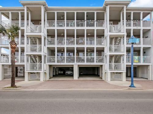 New Listing! Ocean Views, Heated Pool Access, Steps To Beach, Tybee Pier, Restaurants, And Shops!