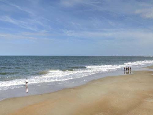 New Listing! Ocean Views, Heated Pool Access, Steps To Beach, Tybee Pier, Restaurants, And Shops!