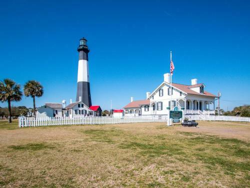 New Listing! Ocean Views, Heated Pool Access, Steps To Beach, Tybee Pier, Restaurants, And Shops!