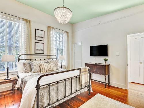Tree Top At Gordon Inn Gorgeous Designer Apartment, Heated Pool Access, Walk Everywhere!