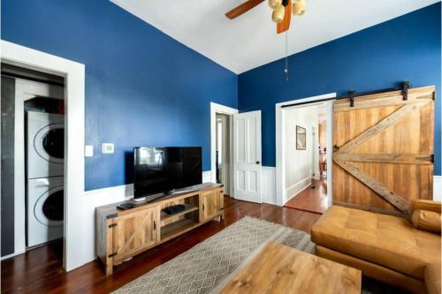 Montgomery House Lower By Lucky Savannah