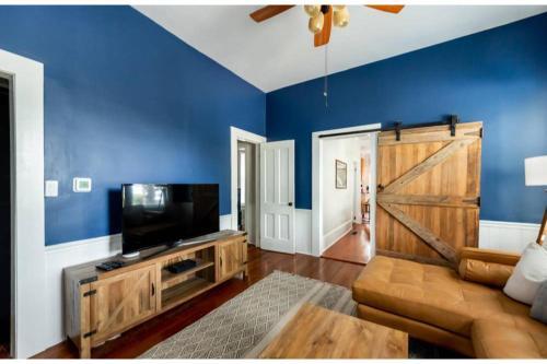 Montgomery House Lower By Lucky Savannah