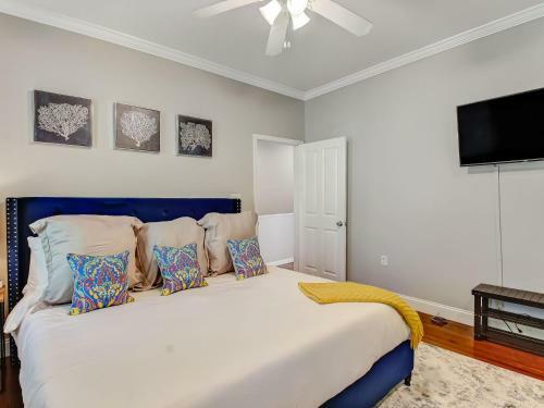 Brand New Listing! Heated Pool Access Walk! Everywhere In Downtown Savannah!
