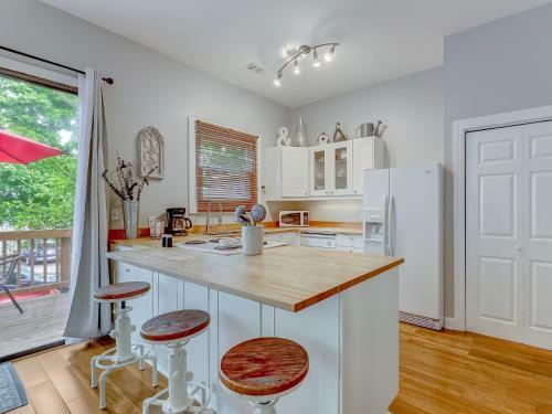 Brand New Listing! Heated Pool Access! Main House 2 Blocks From Forsyth Park!