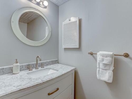 Brand New Listing! Heated Pool Access! Main House 2 Blocks From Forsyth Park!