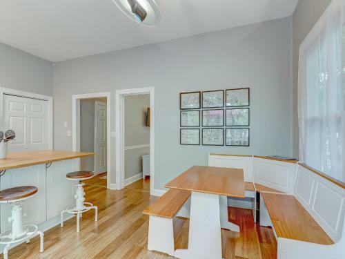 Brand New Listing! Heated Pool Access! Main House 2 Blocks From Forsyth Park!