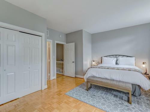 Brand New Listing! Heated Pool Access! Main House 2 Blocks From Forsyth Park!